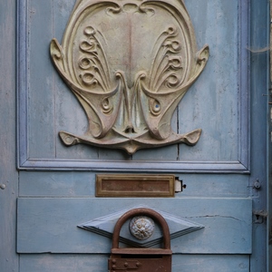 Cadenas et éléments décoratifs sur porte bleue - Pays Bas  - collection de photos clin d'oeil, catégorie portes